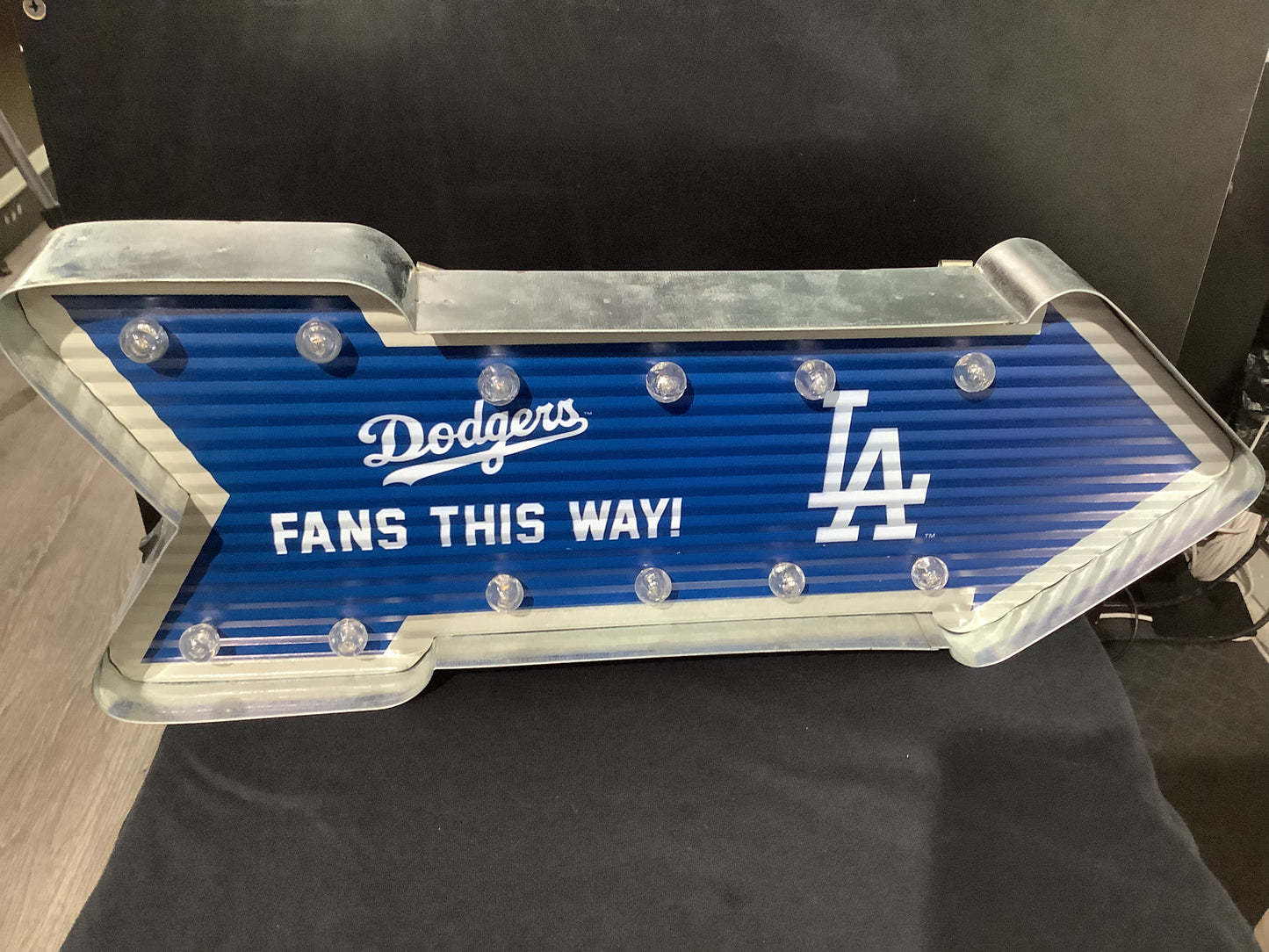 Dodgers sign light