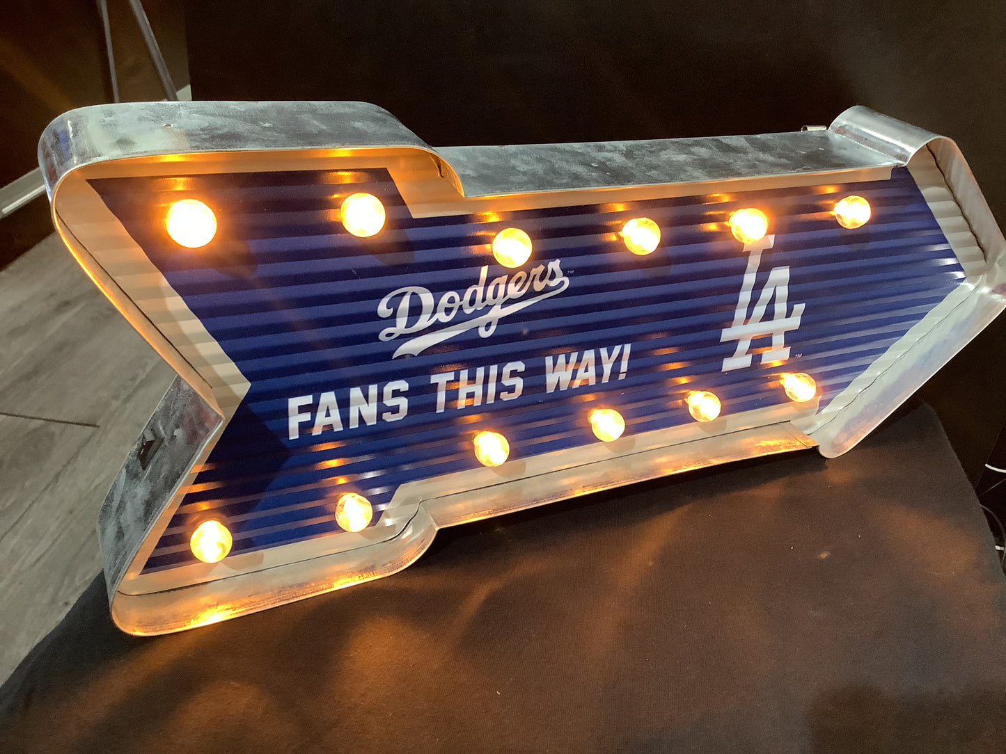 Dodgers sign light